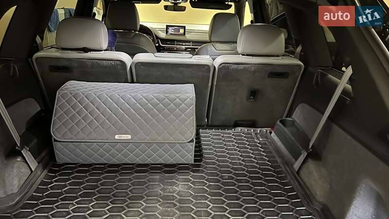 Внедорожник / Кроссовер Audi Q7 2017 в Хусте