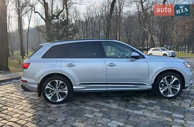 Позашляховик / Кросовер Audi Q7 2021 в 