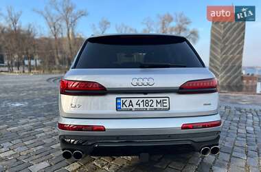 Позашляховик / Кросовер Audi Q7 2021 в 