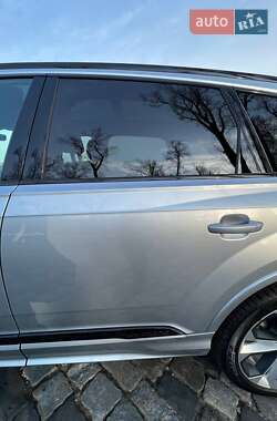 Позашляховик / Кросовер Audi Q7 2021 в 