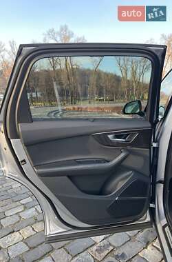 Позашляховик / Кросовер Audi Q7 2021 в 