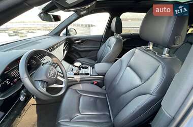Позашляховик / Кросовер Audi Q7 2021 в 