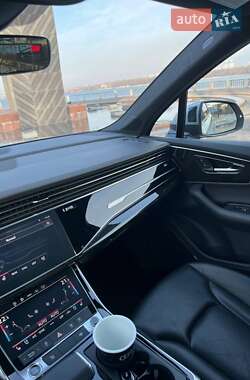 Позашляховик / Кросовер Audi Q7 2021 в 