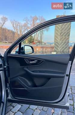 Позашляховик / Кросовер Audi Q7 2021 в 