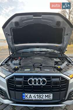 Позашляховик / Кросовер Audi Q7 2021 в 