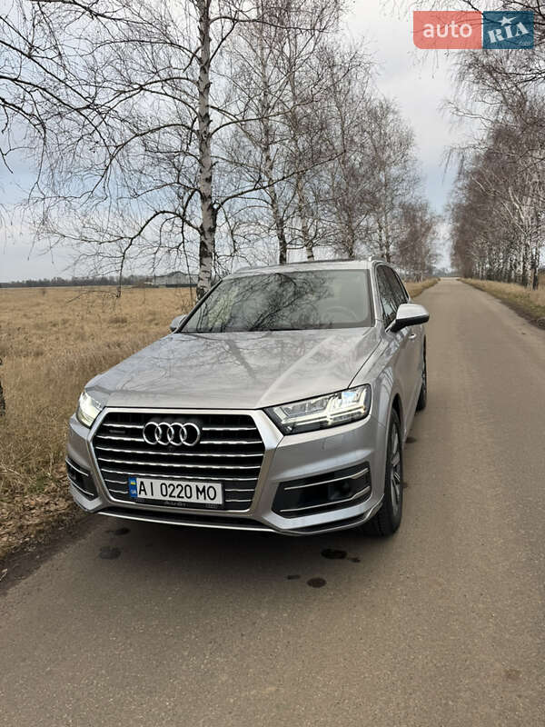 Позашляховик / Кросовер Audi Q7 2018 в 