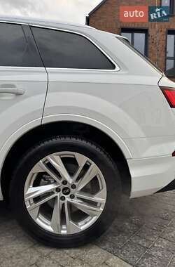 Внедорожник / Кроссовер Audi Q7 2022 в 