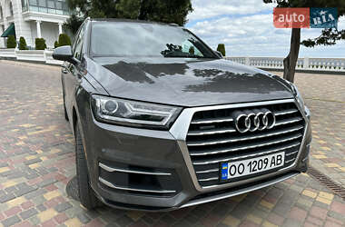 Позашляховик / Кросовер Audi Q7 2018 в 