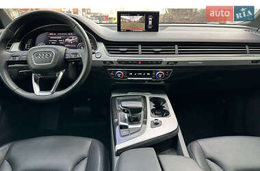 Позашляховик / Кросовер Audi Q7 2018 в 