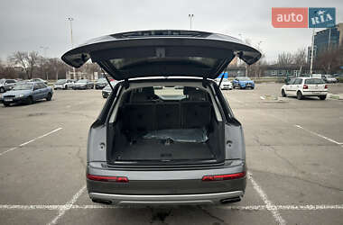 Позашляховик / Кросовер Audi Q7 2018 в 