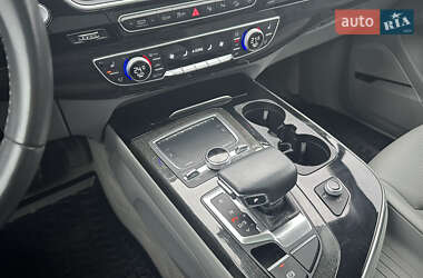 Позашляховик / Кросовер Audi Q7 2018 в 