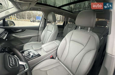 Позашляховик / Кросовер Audi Q7 2018 в 