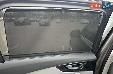 Позашляховик / Кросовер Audi Q7 2018 в 