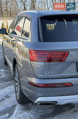 Позашляховик / Кросовер Audi Q7 2017 в 