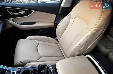 Позашляховик / Кросовер Audi Q7 2021 в 