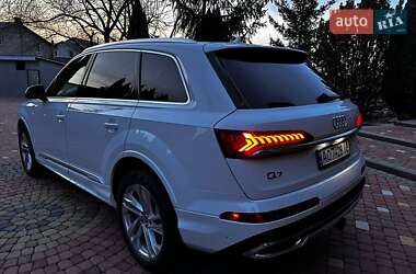 Позашляховик / Кросовер Audi Q7 2021 в 
