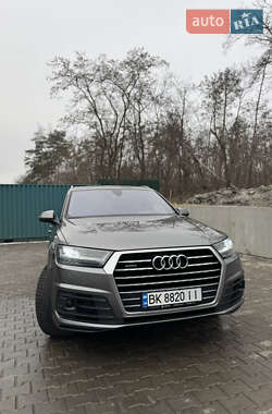 Позашляховик / Кросовер Audi Q7 2015 в 