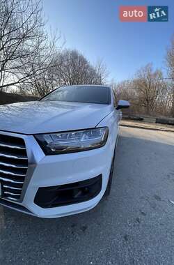 Внедорожник / Кроссовер Audi Q7 2017 в 