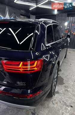 Внедорожник / Кроссовер Audi Q7 2016 в 