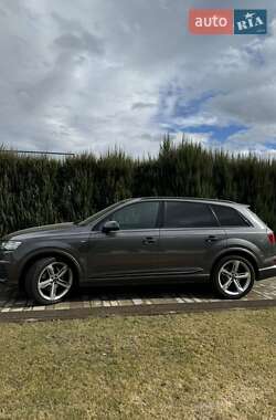 Позашляховик / Кросовер Audi Q7 2018 в 