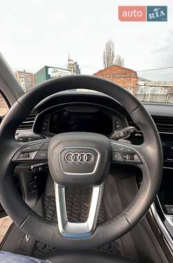 Позашляховик / Кросовер Audi Q7 2023 в 