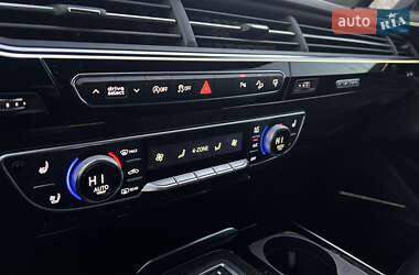 Внедорожник / Кроссовер Audi Q7 2016 в 