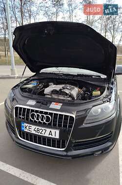 Внедорожник / Кроссовер Audi Q7 2006 в 
