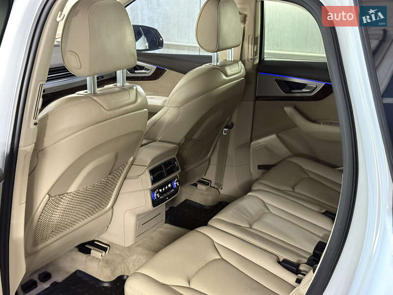 Позашляховик / Кросовер Audi Q7 2016 в Львові