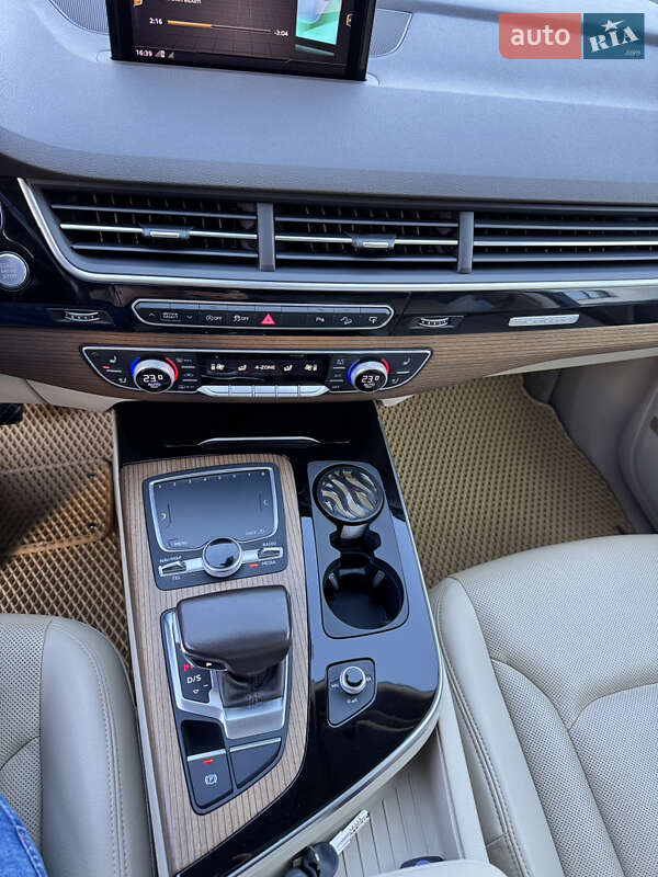 Позашляховик / Кросовер Audi Q7 2017 в Ужгороді