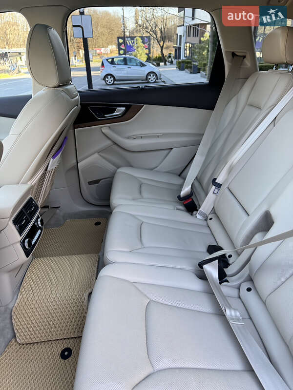 Позашляховик / Кросовер Audi Q7 2017 в Ужгороді