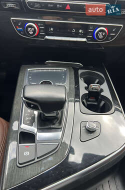 Внедорожник / Кроссовер Audi Q7 2016 в 