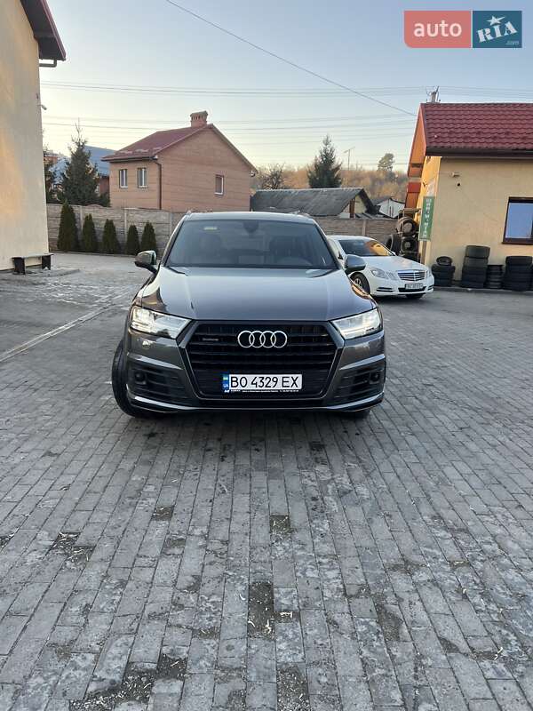 Позашляховик / Кросовер Audi Q7 2019 в 
