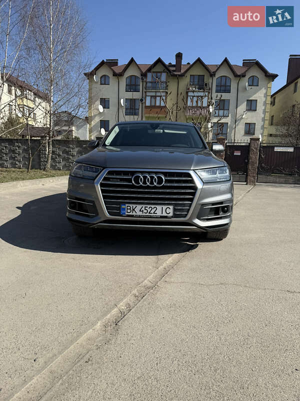 Внедорожник / Кроссовер Audi Q7 2015 в 
