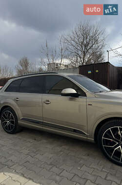 Внедорожник / Кроссовер Audi Q7 2016 в 