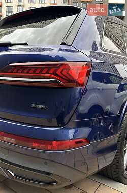 Позашляховик / Кросовер Audi Q7 2023 в 