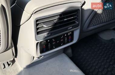 Позашляховик / Кросовер Audi Q7 2020 в 