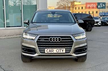 Внедорожник / Кроссовер Audi Q7 2015 в 