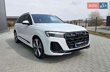 Позашляховик / Кросовер Audi Q7 2024 в 