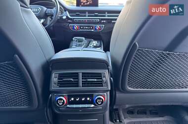 Внедорожник / Кроссовер Audi Q7 2016 в 
