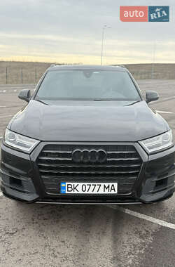 Позашляховик / Кросовер Audi Q7 2017 в 