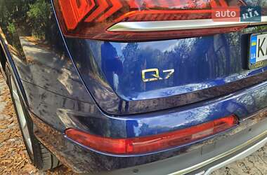 Позашляховик / Кросовер Audi Q7 2022 в 