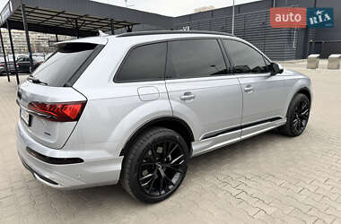 Позашляховик / Кросовер Audi Q7 2021 в 