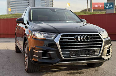 Позашляховик / Кросовер Audi Q7 2018 в 
