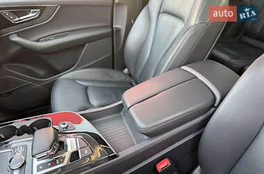 Позашляховик / Кросовер Audi Q7 2018 в 