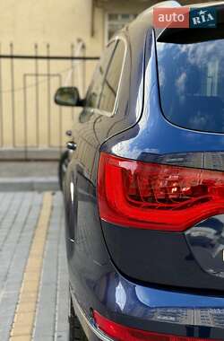 Позашляховик / Кросовер Audi Q7 2012 в 