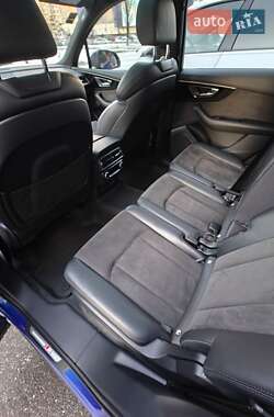 Внедорожник / Кроссовер Audi Q7 2016 в 