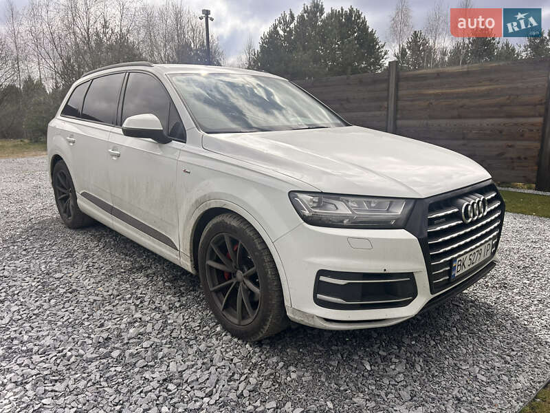 Позашляховик / Кросовер Audi Q7 2015 в 
