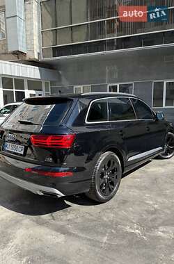 Внедорожник / Кроссовер Audi Q7 2017 в 