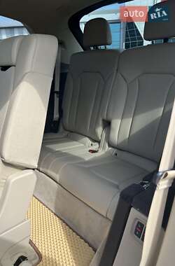 Позашляховик / Кросовер Audi Q7 2018 в 