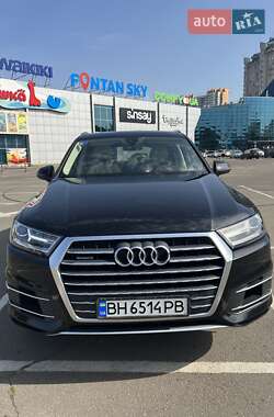 Позашляховик / Кросовер Audi Q7 2018 в 